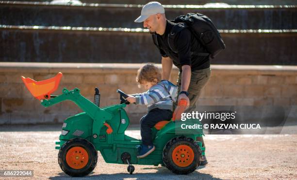 ride on tractor - alnwick castle stock-fotos und bilder