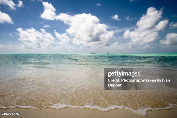 plage paradisiaque - paradisiaque foto e immagini stock