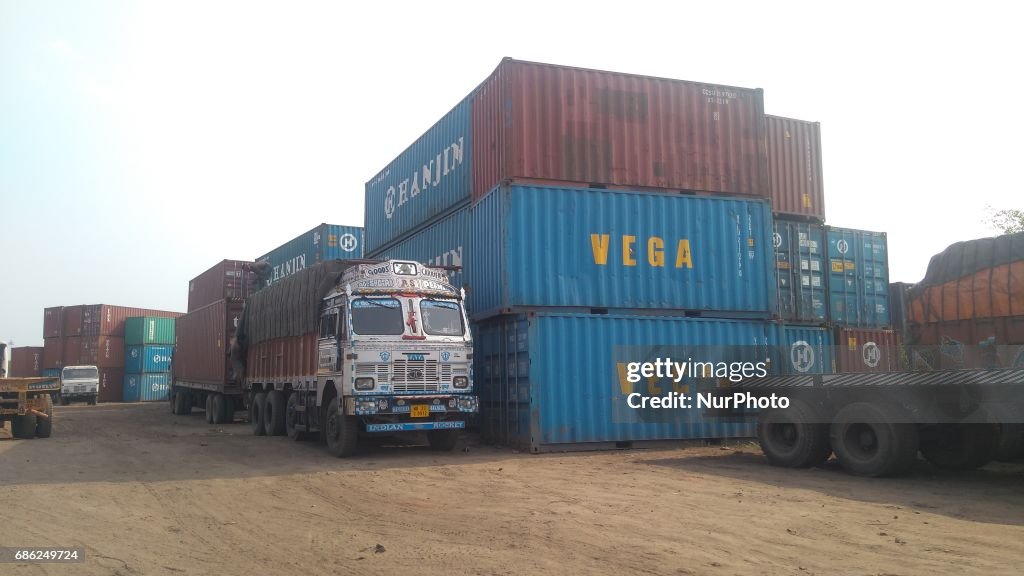 Loading Bridge Container Container loading bridges in the container port in Kolkata , on May ...