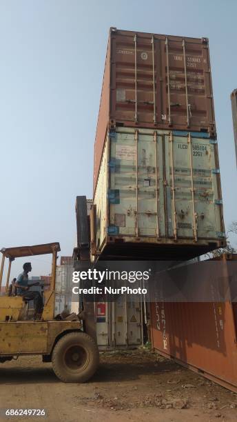 Loading Bridge Container 18 Container Loading Bridges In The Container Port In Kolkata Stock ...