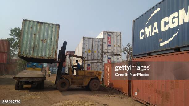 Loading Bridge Container 18 Container Loading Bridges In The Container Port In Kolkata Stock ...