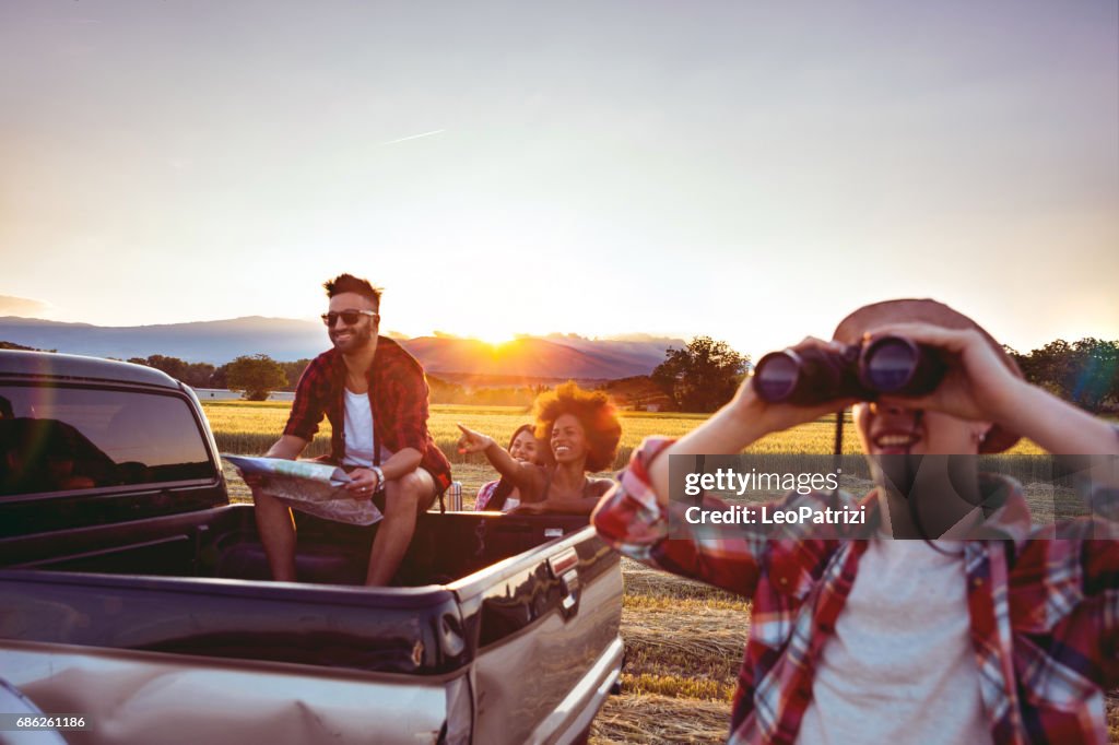 Junge Freunde genießen die Freiheit auf einer Autofahrt über ein Land offroad