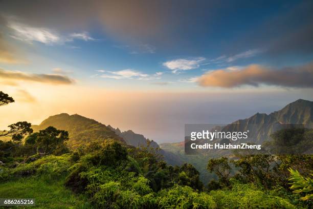 sonnenuntergang über kalalau valley - tropical climate stock-fotos und bilder