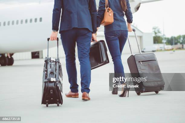 collega's naar het vliegtuig lopen - business class flight stockfoto's en -beelden