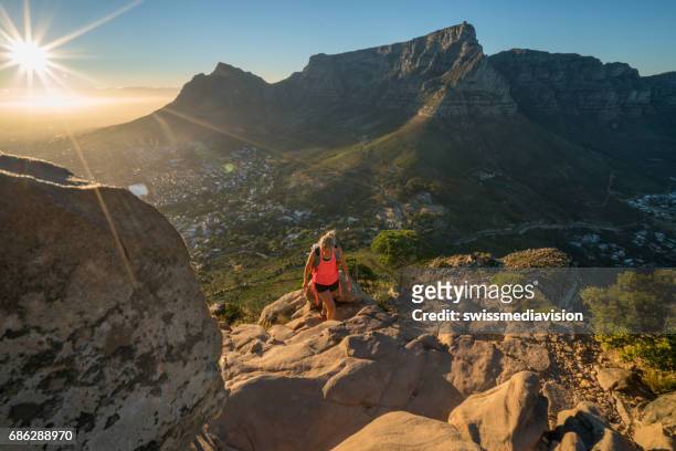 jeune femme de randonnée au cap au lever du soleil - cape town photos et images de collection