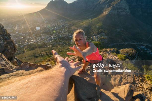 sunrise ziele, frau berggipfel zu erreichen - ungewöhnliche perspektive stock-fotos und bilder