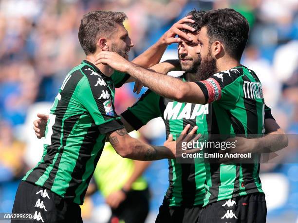 Pietro Iemmello of US Sassuolo Calcio celebrates his goal with his team-mates Francesco Magnanelli and Domenico Berardi during the Serie A match...