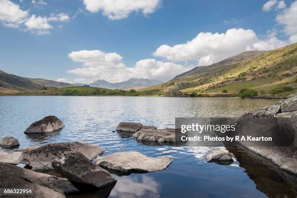 llynnau mymbyr and mount snowdon, snowdonia, north wales - mymbyr lake stock-fotos und bilder