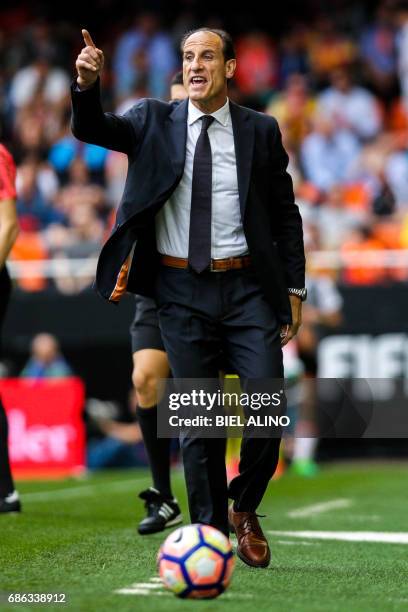 Valencias head coach, Voro Gonzalez shouts during the Spanish League football match Valencia CF vs Villarreal CF at the Mestalla stadium in Valencia...