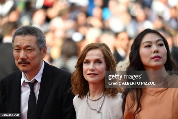 South Korean director Hong Sang-soo, French actress Isabelle Huppert and South Korean actress Kim Min-hee arrive on May 21, 2017 for the screening of...