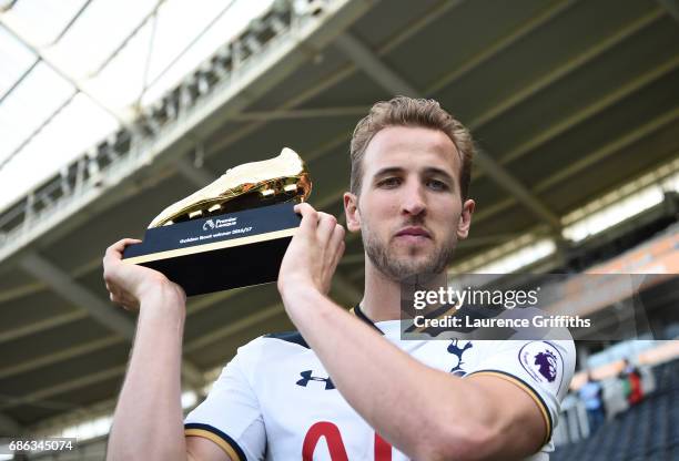 Harry Kane of Tottenham Hotspur poses with the Premier League Golden Boot award after the Premier League match between Hull City and Tottenham...