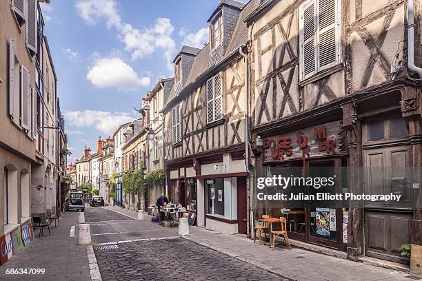 rue bourbonnoux in bourges, france. - bourges stock-fotos und bilder