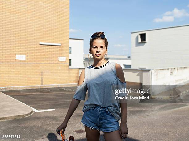 teenage girl with skateboard - girl portrait blank stockfoto's en -beelden