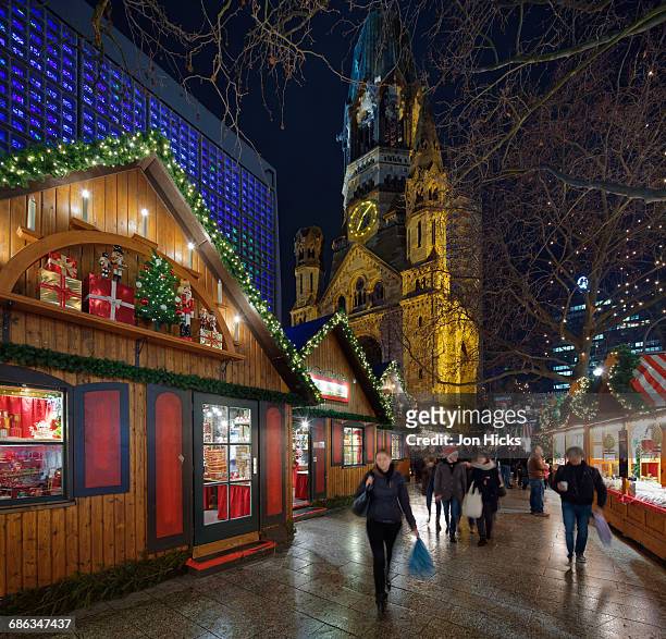 the breitscheidplatz christmas market. - kurfürstendamm 個照片及圖片檔
