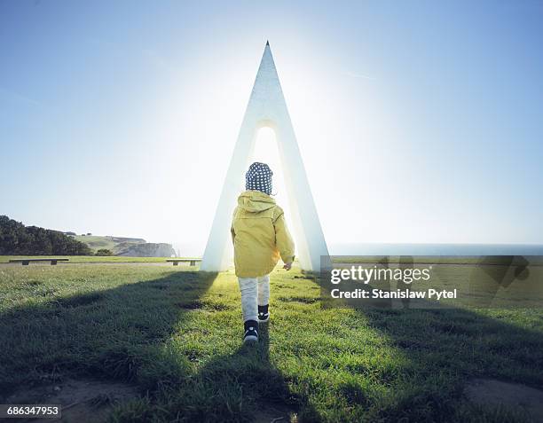 kid exploring monument nuungesser at etretat - mémorial photos et images de collection