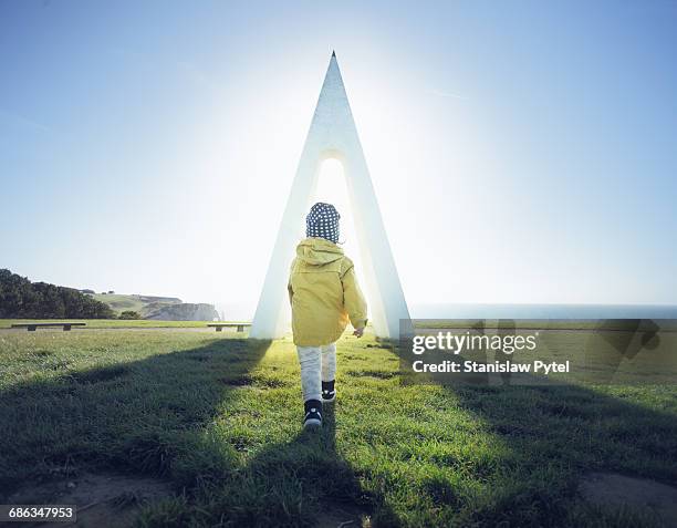 kid exploring monument nuungesser at etretat - on the move rear view stockfoto's en -beelden