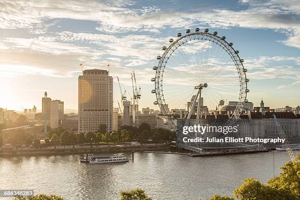 the london eye at dawn. - millennium wheel imagens e fotografias de stock