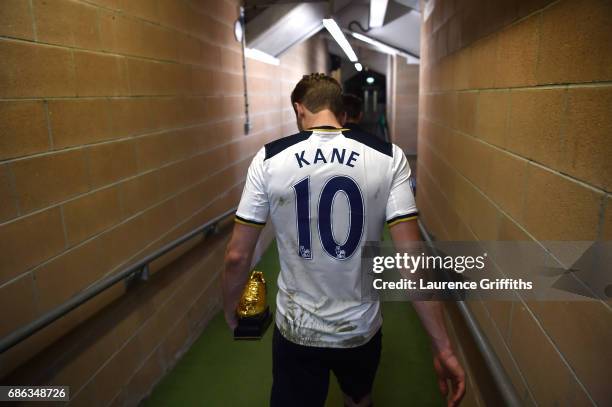 Harry Kane of Tottenham Hotspur walks to the dressing rooms with the Premier League Golden Boot award after the Premier League match between Hull...