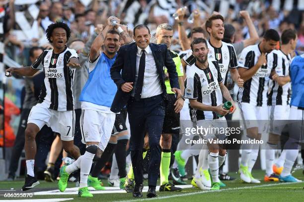 Juventus FC head coach Massimiliano Allegri and players celebrate after beating FC Crotone 3-0 to win the Serie A Championships at the end of the...