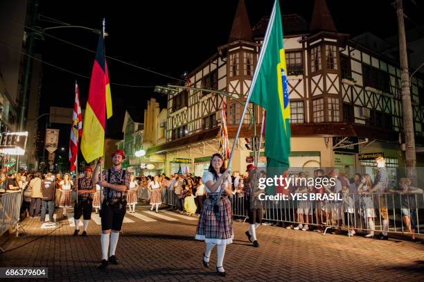oktoberfest, blumenau - brasilien - offizielle parade - santa catarina brasilien stock-fotos und bilder