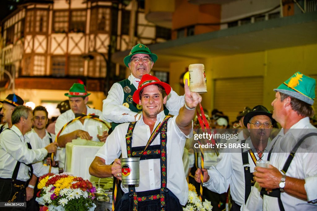 Oktoberfest, Blumenau - Brasil - desfile oficial