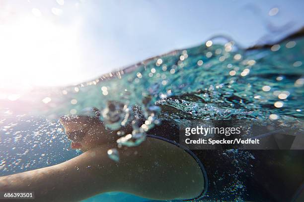 underwatershot of swimmer at sunset - match sport stockfoto's en -beelden
