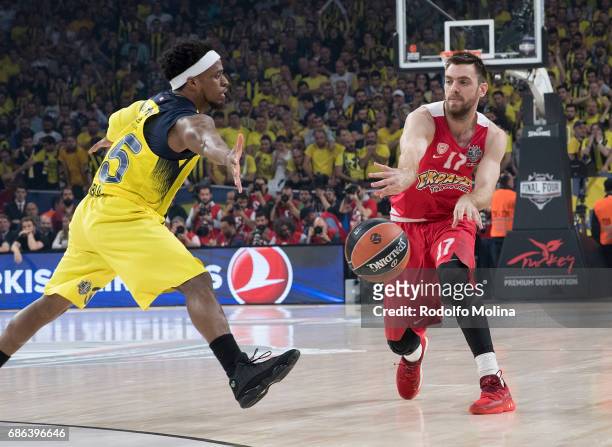 Bobby Dixon, #35 of Fenerbahce Istanbul competes with Vangelis Mantzaris, #17 of Olympiacos Piraeus during the Championship Game 2017 Turkish...