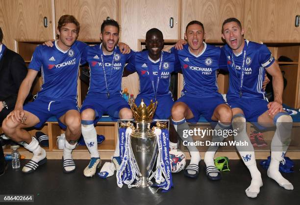 Marcos Alonso of Chelsea, Cesc Fabregas of Chelsea, N'Golo Kante of Chelsea, Nemanja Matic of Chelsea, Gary Cahill of Chelsea pose with the Premier...