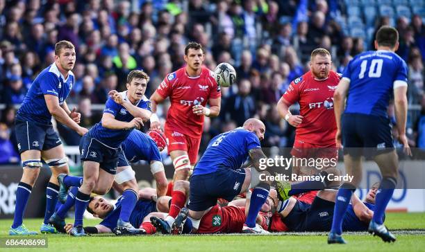 Dublin , Ireland - 19 May 2017; Luke McGrath of Leinster passes to Jonathan Sexton during the Guinness PRO12 Semi-Final match between Leinster and...