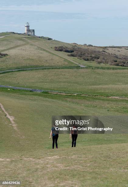hikers at belle tout lighthouse at beachy head - belle tout lighthouse fotografías e imágenes de stock