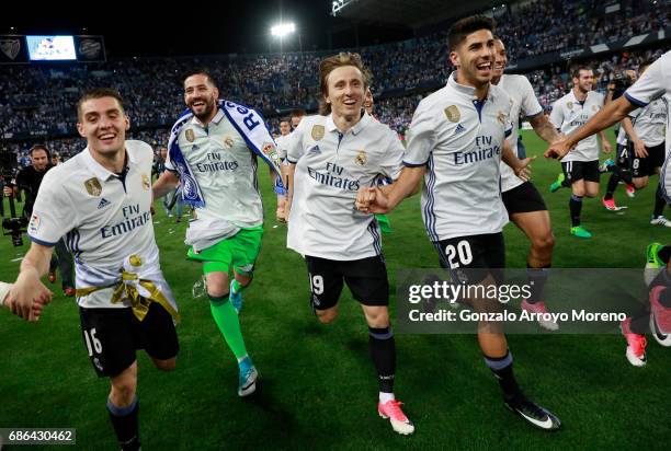 The Real Madrid squad celebrate winning the La Liga title following the La Liga match between Malaga and Real Madrid at La Rosaleda Stadium on May...