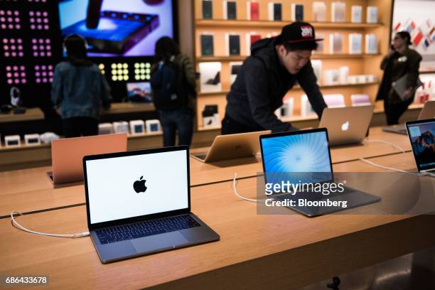 Apple Inc. MacBook Pro laptop computers sit on display at the company's Williamsburg store in the Brooklyn borough of New York, U.S., on Friday, May...