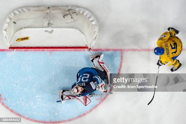 William Nylander scores a goal against Goalie Harri Sateri during the Ice Hockey World Championship Semifinal between Sweden and Finland at Lanxess...