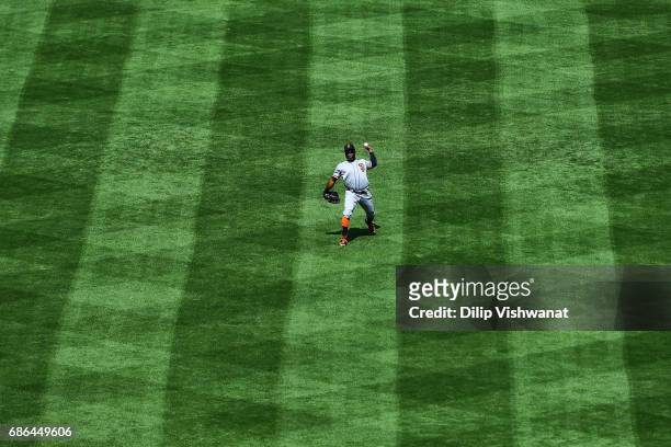 Denard Span of the San Francisco Giants finds a fly ball against the St. Louis Cardinals in the sixth inning at Busch Stadium on May 21, 2017 in St....