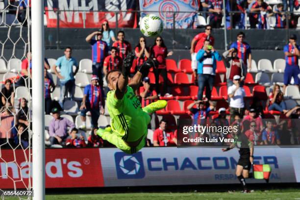 Daniel Azcona goalkeeper of Olimpia attempts to make a save during a match between Olimpia and Cerro Porteño as part of the 17th round of Torneo...