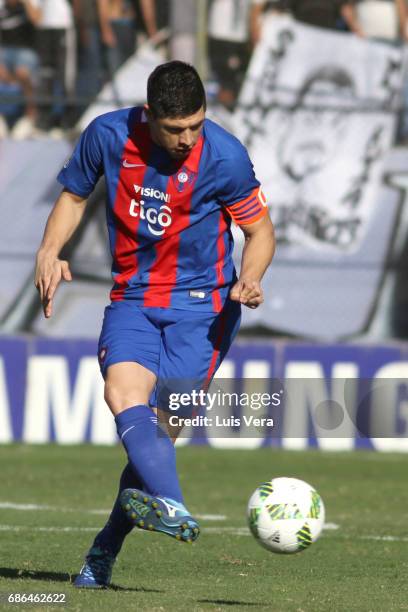 Rodrigo Rojas of Cerro Porteño kicks the ball during a match between Olimpia and Cerro Porteño as part of the 17th round of Torneo Apertura 2017 at...