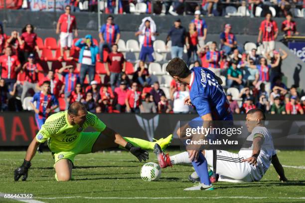 Daniel Azcona goalkeeper of Olimpia attempts to make a save as Santiago Molina of Cerro Porteño goes for the ball during a match between Olimpia and...