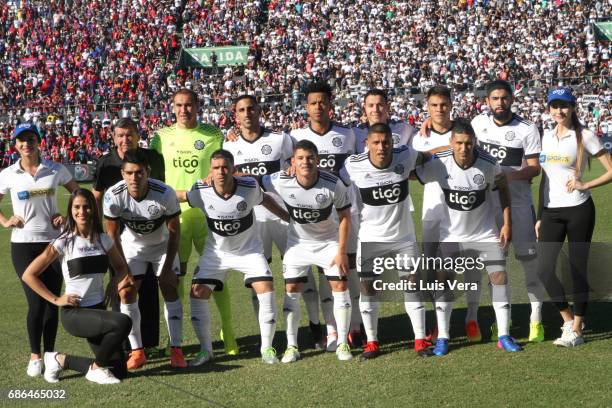 Players of Olimpia pose for a photo prior a match between Olimpia and Cerro Porteño as part of the 17th round of Torneo Apertura 2017 at Defensores...