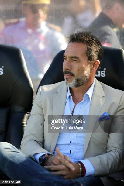 Gustavo Matosas coach of Cerro Porteño looks on prior a match between Olimpia and Cerro Porteño as part of the 17th round of Torneo Apertura 2017 at...