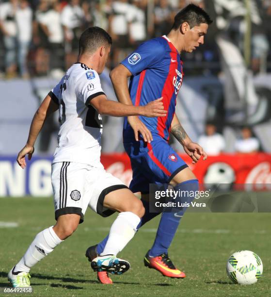 Joel Gimenez of Cerro Porteño fights for the ball with Richard Sanchez of Olimpia during a match between Olimpia and Cerro Porteño as part of the...