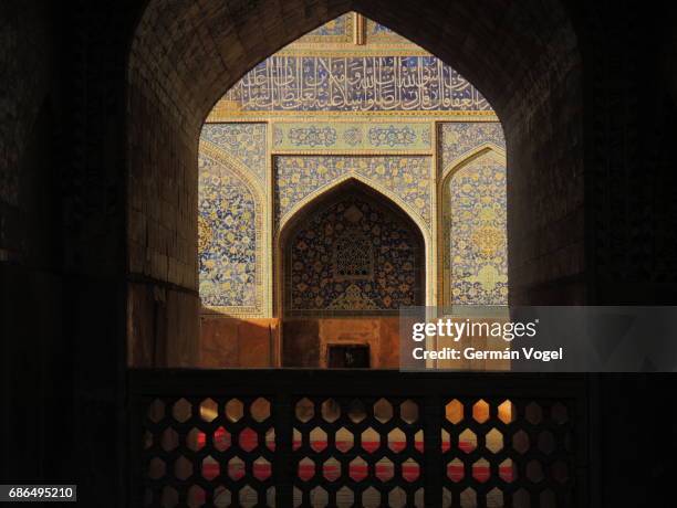 isfahan imam mosque arches and beautiful islamic art, iran - mesquita emam - fotografias e filmes do acervo