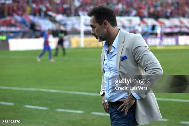 Gustavo Matosas coach of Cerro Porteño looks on during a match between Olimpia and Cerro Porteño as part of the 17th round of Torneo Apertura 2017 at...