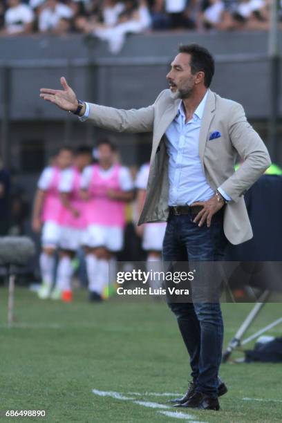Gustavo Matosas coach of Cerro Porteño gestures during a match between Olimpia and Cerro Porteño as part of the 17th round of Torneo Apertura 2017 at...