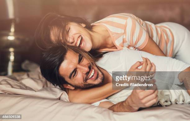 casal jovem feliz na cama - romanticism - fotografias e filmes do acervo