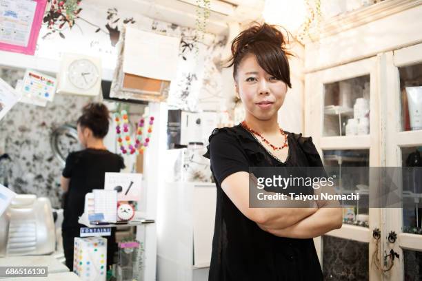 japanese female hairdresser - black hair salon stock pictures, royalty-free photos & images
