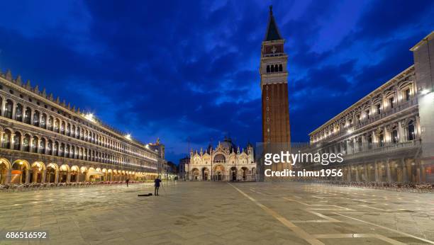 広場と夕暮れ時にヴェネツィアのサン ・ マルコ寺院 - senza persone ストックフォトと画像