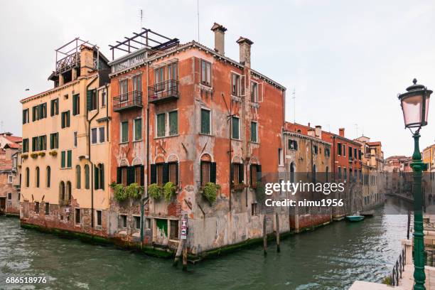 kleurrijke oude huizen in venetië in fondamenta della misericordia - colore brillante stockfoto's en -beelden