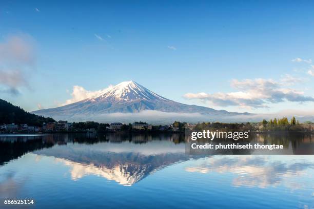 mount fuji at lake kawaguchiko in japan. - lake kawaguchi imagens e fotografias de stock