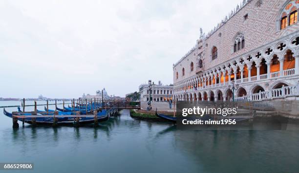 palazzo ducale - venice at dusk - acqua fluente stock pictures, royalty-free photos & images