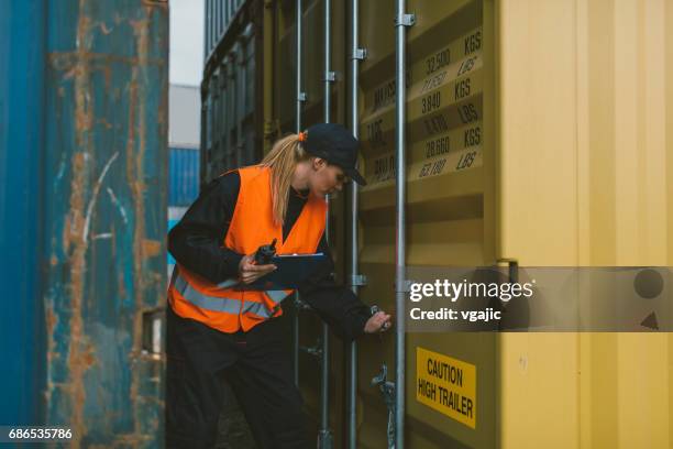 vrouwelijke arbeider controleren cargo containers - customs stockfoto's en -beelden